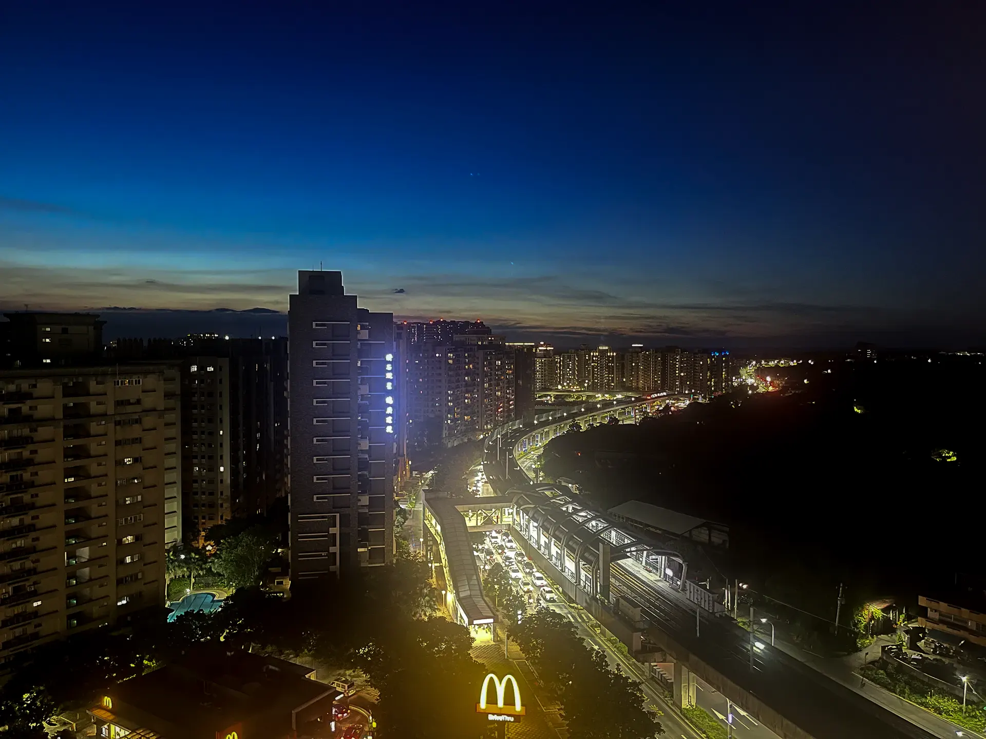 臥室要怎麼選？設計師教你面馬路、空間小的房間怎麼改最聰明！