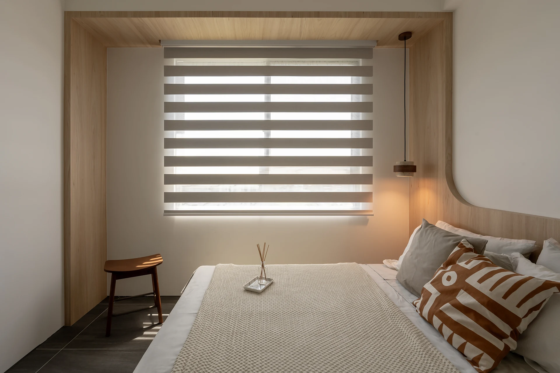 主臥樑下設計這樣做，用木作延伸弱化壓迫感，打造簡約無印風主臥